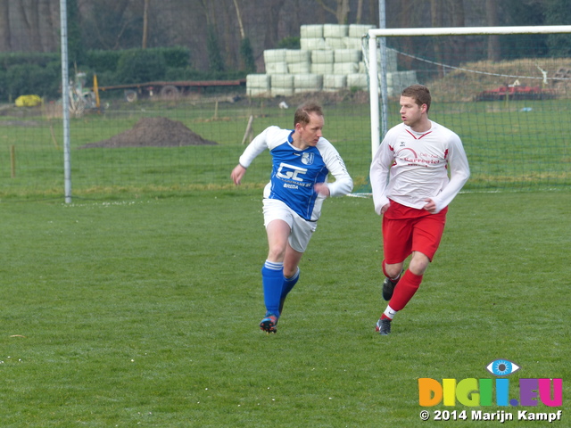 FZ001598 Pepijn voetballen